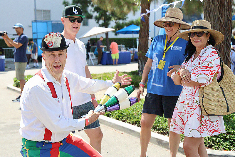 groupshot with juggler