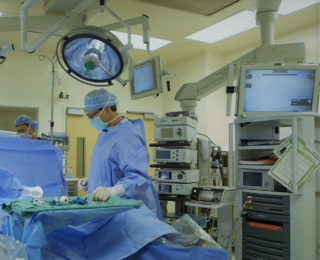 A doctor performs surgery at JWCI’s Urology and Urologic Oncology Center of Excellence
