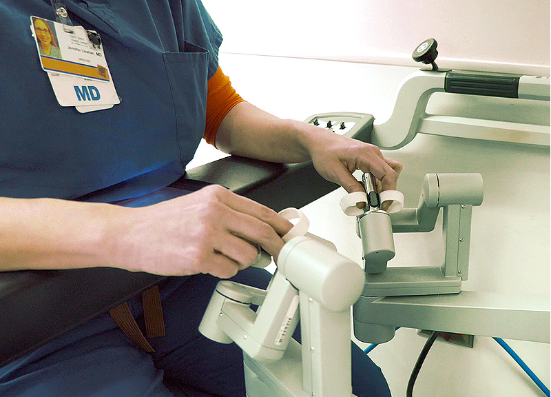 Dr. Jennifer Linehan operate the da Vinci Xi robotic surgery system for bladder cancer