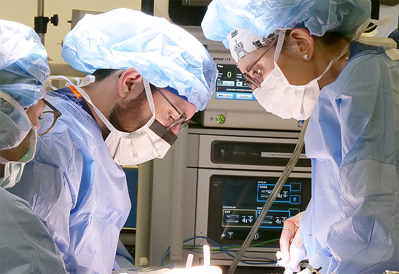 Urology-Fellow-Joshua-Gottlieb-DO-assists-in-robotic-kidney-surgery